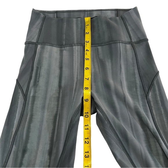 Lululemon In Movement Tight 25" *Everlux
Linear Spray Dye White Deep Ocean 4 - Picture 12 of 15